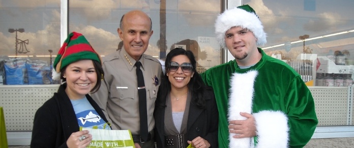 Sheriff Lee Baca supports Heal the Bay's Day without a Bag