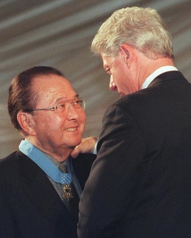 US President Bill Clinton (R) congratulates US Sen