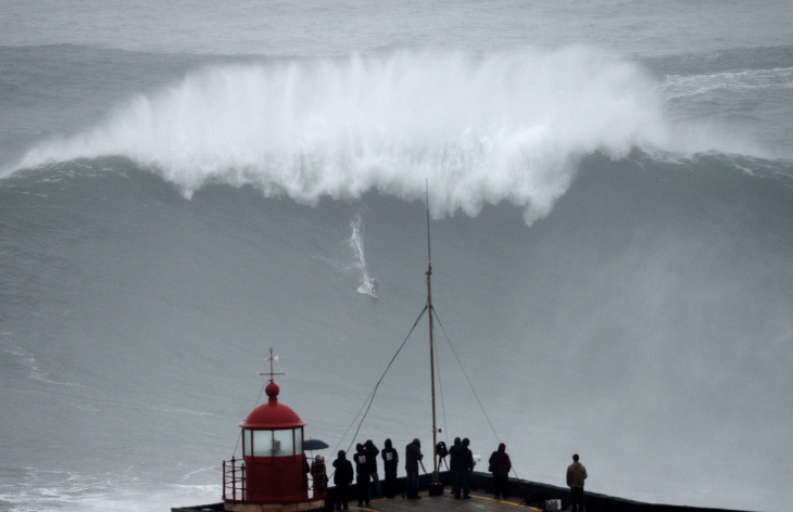 SURF-POR-BRA--BIG WAVE