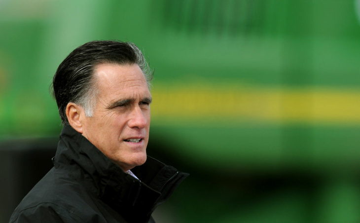 GOP Presidential Candidate Mitt Romney Campaigns In Iowa