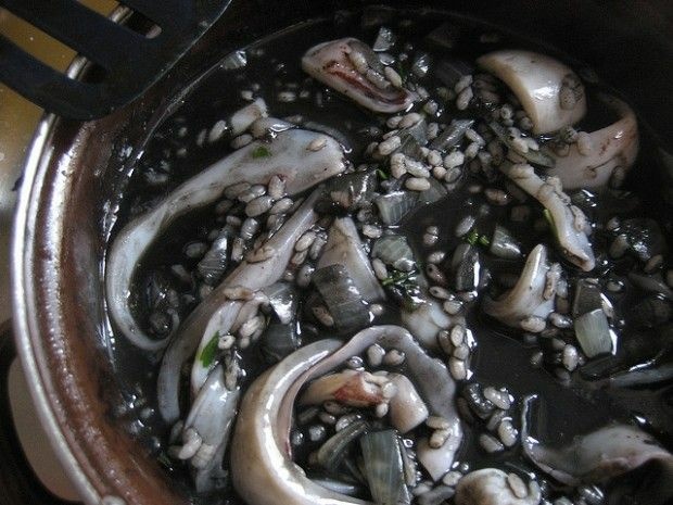 Mmm, inky. Arroz con calamares, February 2007.