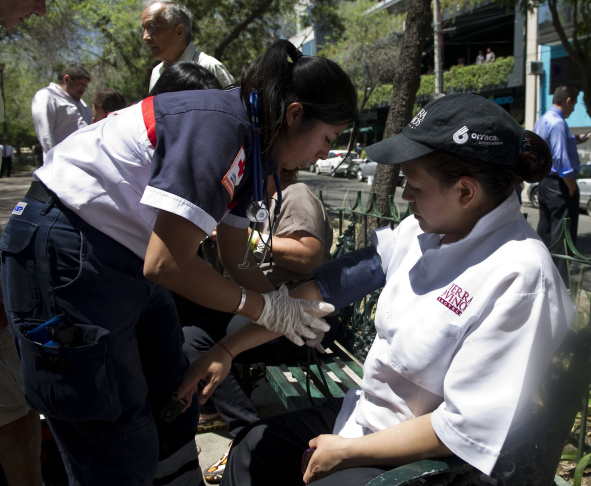 A member of the Mexican Red Cross assist