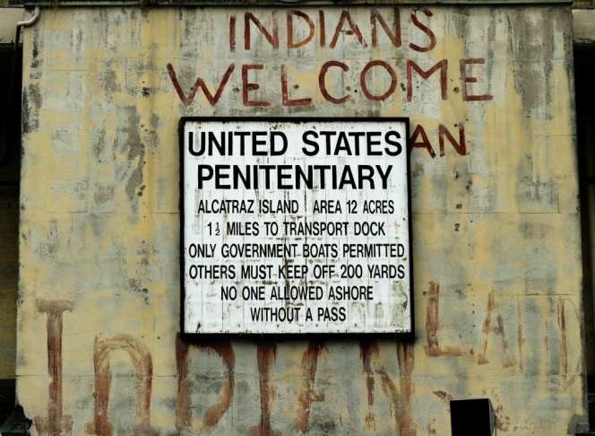 The welcome sign at the entrance to Alca