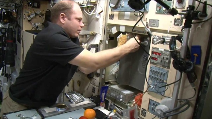 Station Crew Sends Thanksgiving Message, Shows Off Selection of Food
