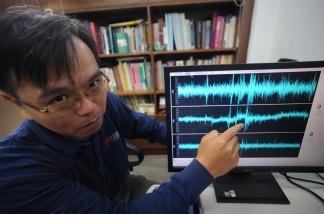 Wu Yi-min, a professor at the National Taiwan University, describes how Taiwan's earthquake early warning system works.