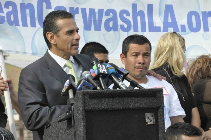 Mayor Villaraigosa at union car wash event in South Los Angeles