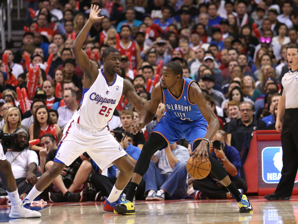Kevin Durant #34 of the Oklahoma City Thunder controls the ball against Reggie Bullock #25 of the Los Angeles Clippers at Staples Center on Nov. 13, 2013 in Los Angeles.