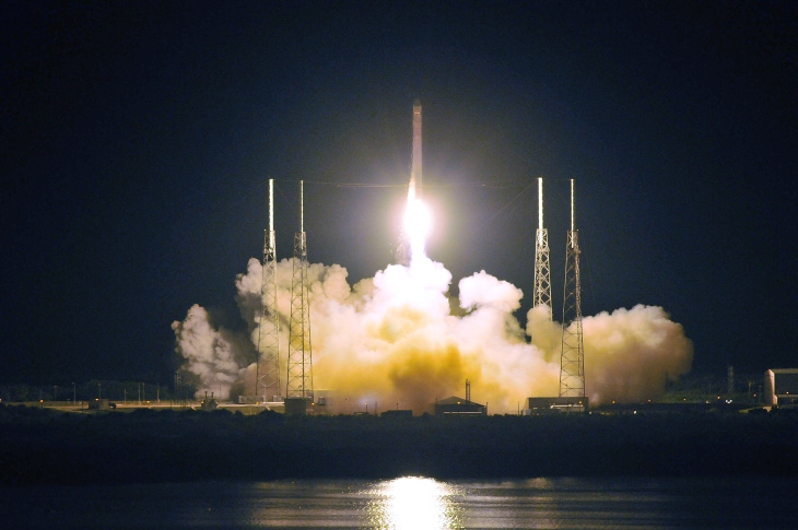 SpaceX's Falcon 9 rocket early May 22, 2