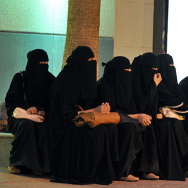 Saudi women wait for their drivers outsi