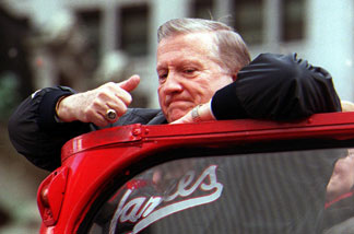 New York Yankees' owner George Steinbrenner gives a thumbs up as the team goes up Broadway in New York 30 October, 2000, during a ticker-tape parade for the team.
