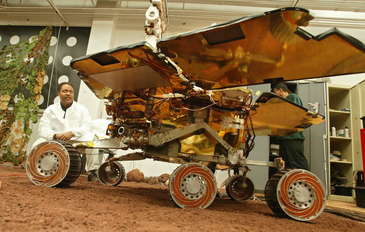 Dr. Edward Tunstel Jr, (L), Mars Explora