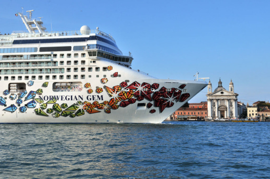 The Norwegian Gem cruise liner ship pass