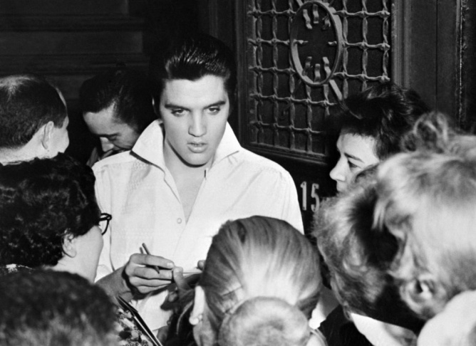 Rock'n roll legend Elvis Presley (C) is