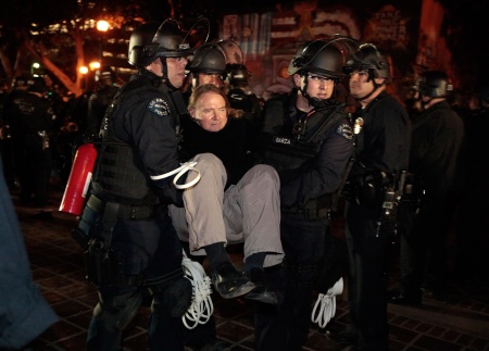 Los Angeles Police Move In To Evict Occupy LA Encampment