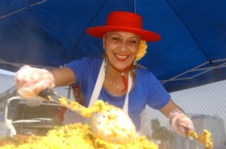 A vendor prepares paella, a Spanish dish, at the Hollywood Farmers' Market on March 1, 2002.
