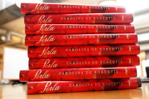 Too many books! Perla by Carolina de Robertis