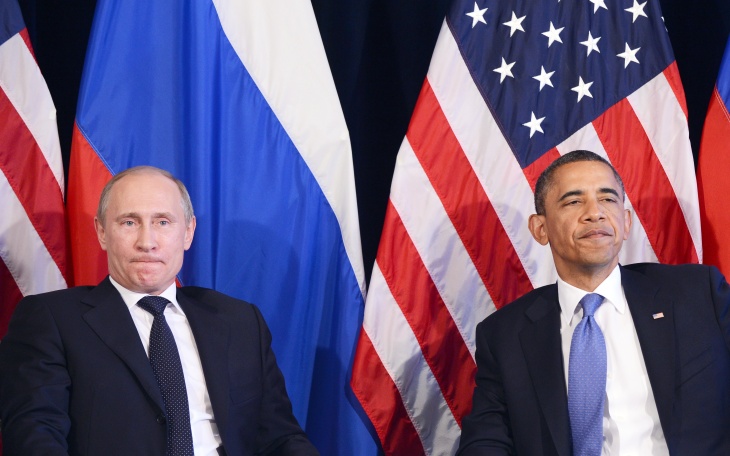 US President Barack Obama (R) and Russia