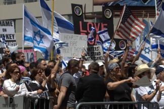 Pro-Israel supporters press close together at the June 6, 2010 rally.