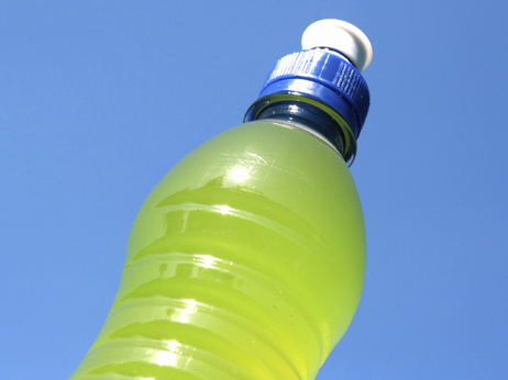 Some athletes are choosing water and real food instead of sports drinks and processed bars and gels.