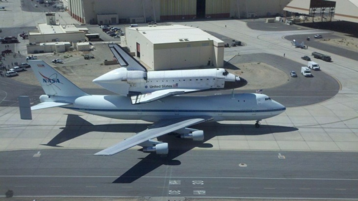 Endeavour landing at Edwards A.F.B 