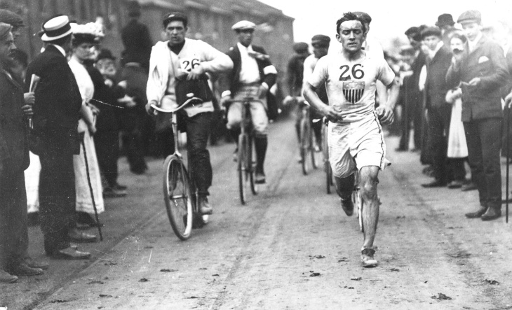 London 1908 Olympics: Johnny Hayes churns toward the Olympic Stadium