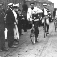 London 1908 Olympics: Johnny Hayes churns toward the Olympic Stadium
