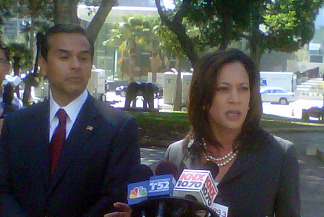 Los Angeles Mayor Antonio Villaraigosa, left, and San Francisco District Attorney Kamala Harris at a news conference announcing an initiative to crack down on truancy in L.A. schools, Oct. 8, 2010.
