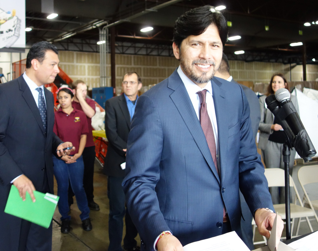 Sen. Kevin de Leon (D-Los Angeles) at a news conference at a plastic bag manufacturing plant in Vernon.