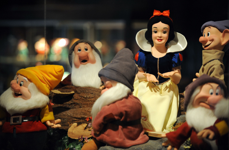 A statue of Snow White and the Seven Dwa