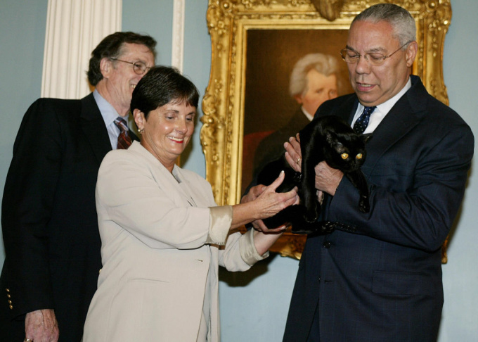US Secretary of State Colin Powell (R) r