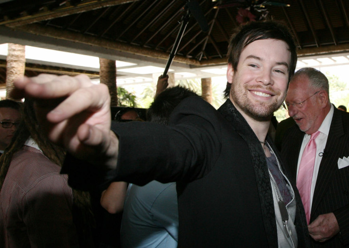 American Idol Contestants Visit LOVE