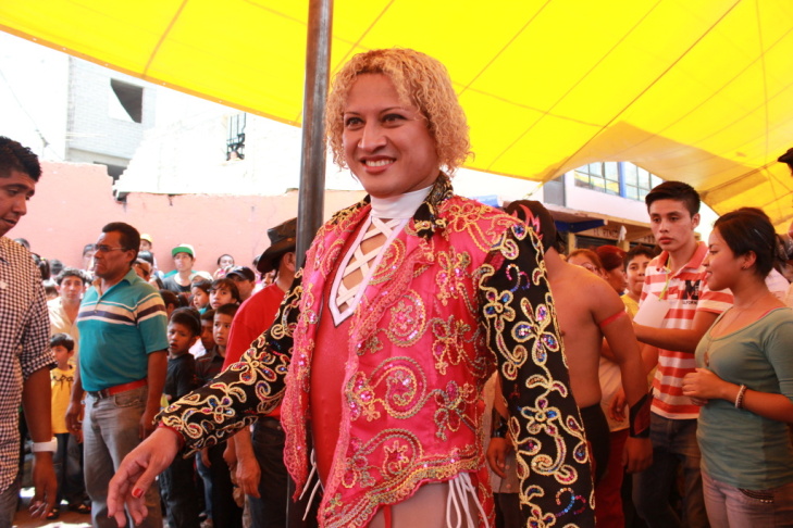 Pasión Kristal walks toward the ring in Magdalena Culhuacán, Mexico.