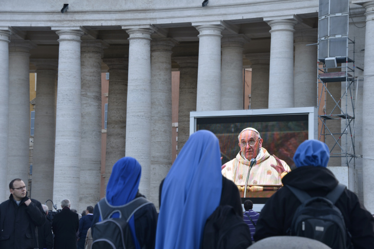 VATICAN-POPE-FAITHFUL-MASS-SCREEN
