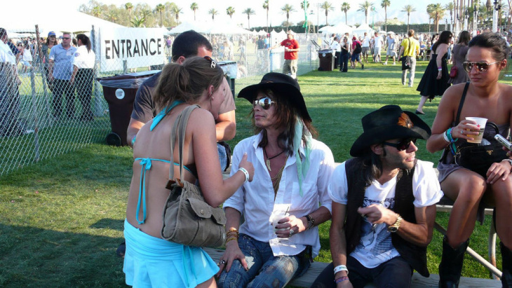 Steven Tyler chats with a fan
