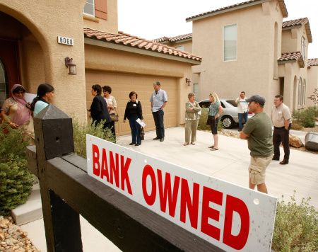 Real Estate Brokers Lead Bus Tour Of Foreclosed Homes In Vegas Area