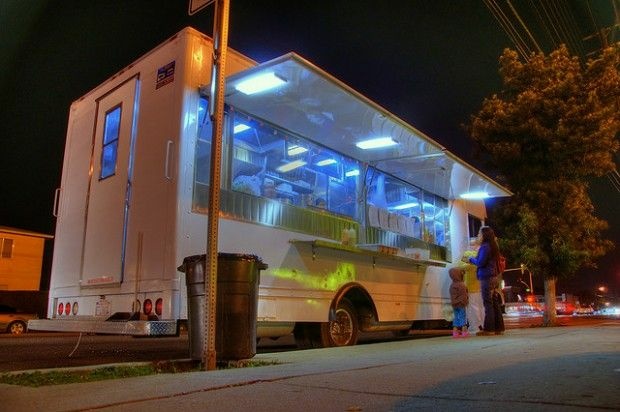 An unidentified taco truck on the Westside, January 2009.