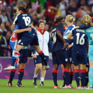 Great Britain's coach Hope Powell (R) ce