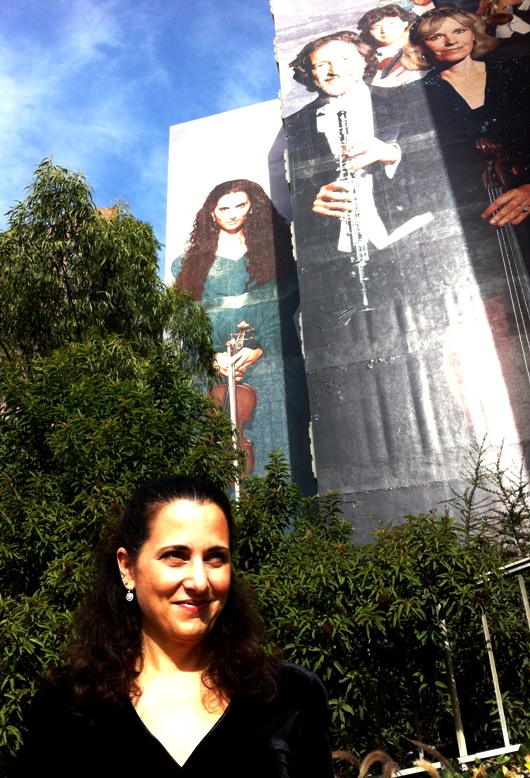 Violinist remembers posing for huge freeway mural, and Kent