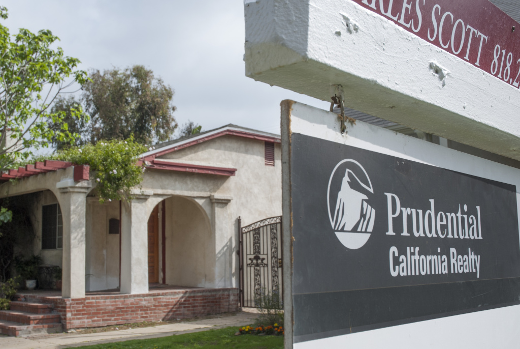 Mortgage giant Freddie Mac said Wednesday it earned $4.6 billion from January through March, helped by a stronger housing market. The government-controlled company has now turned a profit in its past six quarters. (Photo: A for-sale sign in Central Los Angeles)