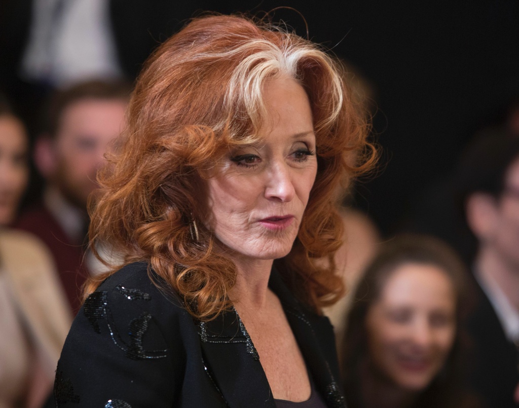 ENTERTAINMEMT-US-KENNEDY CENTER HONOREES Singer Bonnie Raitt arrives at the reception for the 2016 Kennedy Center Honorees at the White House on December 4, 2016 in Washington, DC. / AFP / CHRIS KLEPONIS (Photo credit should read CHRIS KLEPONIS/AFP/Getty Images)