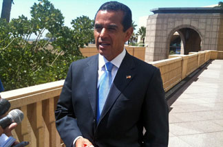 Los Angeles Mayor Antonio Villaraigosa talks to reporters after bike summit. The mayor is holding and squeezing a ball of putty as part of his therapy for the elbow he broke in a recent bicycle accident.