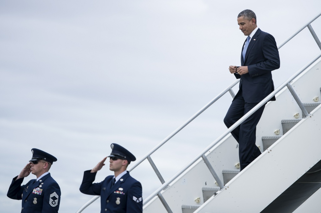 US-POLITICS-OBAMA US President Barack Obama arrives at Moffett Federal Airfield May 8, 2014 in near San Jose, California. Obama is on the second day of a three-day trip to California where he has largely been fundraising for Democrats.