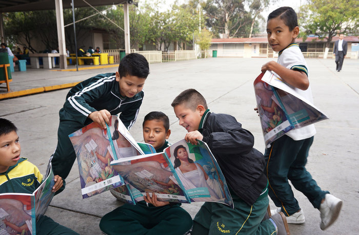 mexischool_012_custom-e23e026391228f3db9bb58b3cb2c1ee98d2c98c7-s700-c85.jpg Students engage in a class project at the Escuela 20 Noviembre school in Tijuana, Mexico.