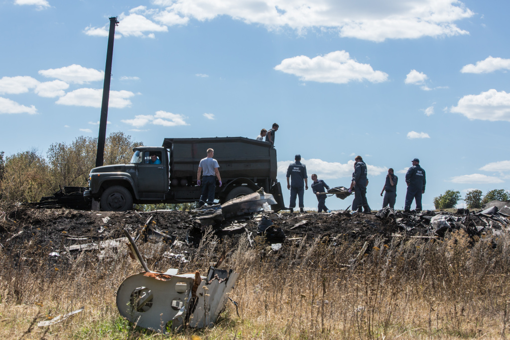 International Tension Increases Over Access To MH17 Crash Site GRABOVO, UKRAINE - JULY 21: Personnel from the Ukrainian Emergencies Ministry load the bodies of victims of Malaysia Airlines flight MH17 into a truck at the crash site on July 21, 2014 in Grabovo, Ukraine. Malaysia Airlines flight MH17 was travelling from Amsterdam to Kuala Lumpur when it crashed killing all 298 on board including 80 children. The aircraft was allegedly shot down by a missile and investigations continue over the perpetrators of the attack. (Photo by Brendan Hoffman/Getty Images)
