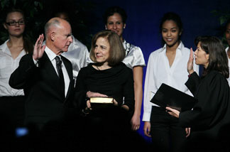 Jerry Brown (L) is sworn in as the 39th governor of California by California Chief Justice Tani CAntil-Sakauye (R) as Brown's wife, Anne Gust-Brown (C), looks on January 3, 2011 in Sacramento, California.