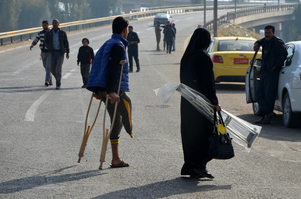 IRAQ-CONFLICT-MOSUL A picture taken on December 19, 2017 shows Iraqis preparing to cross one of the last two bridges open for civilians in Iraq's second city Mosul.