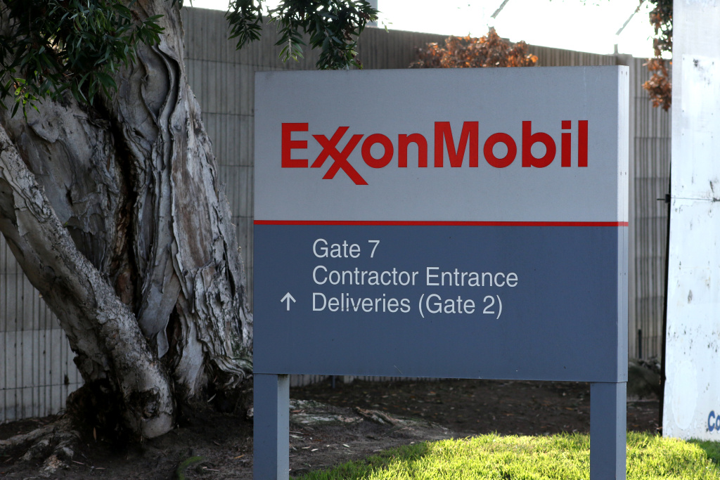 Torrance ExxonMobil refinery An explosion at the ExxonMobil refinery in Torrance caused four minor injuries on Wednesday, February 18, 2015.