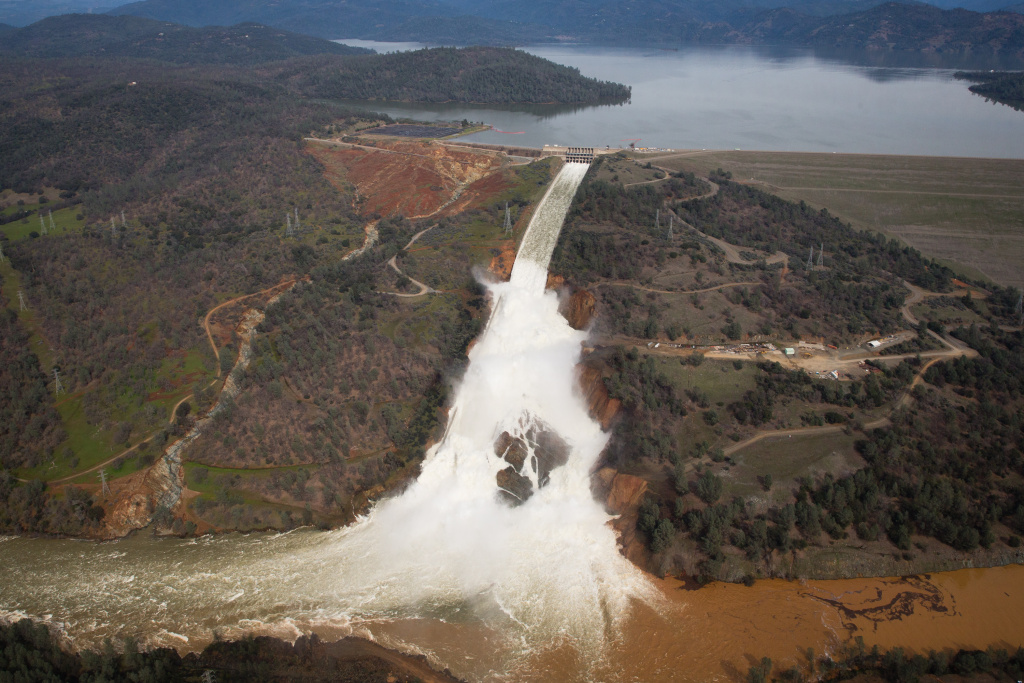 Bad design, building caused dangers at Oroville Dam, experts say 89.3