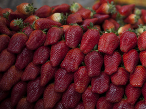 Claims that strawberries and other foods rich in antioxidants can reduce inflammation and pain aren't backed up by much research.