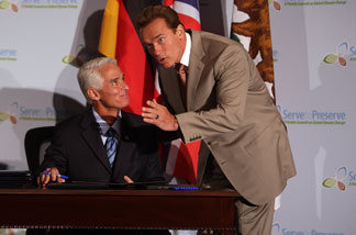 File photo: Florida Governor Charlie Crist (L) and California Governor Arnold Schwarzenegger during a signing ceremony of executive orders to reduce greenhouse gases at the Florida Summit on Global Climate Change July 13, 2007 in Miami, Florida.